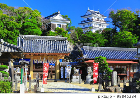 【長崎県】晴天下の平戸城跡(天守閣と亀岡神社) 【長崎県】晴天下の平戸城跡(天守閣と亀岡神社) 98845234