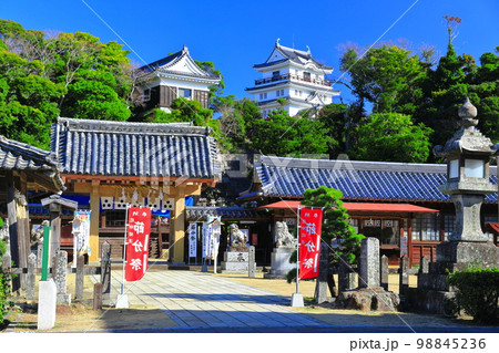 【長崎県】晴天下の平戸城跡(天守閣と亀岡神社) 【長崎県】晴天下の平戸城跡(天守閣と亀岡神社) 98845236