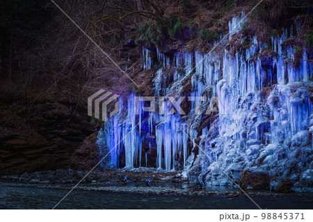 ライトアップされた三十槌の氷柱　埼玉県秩父市 98845371