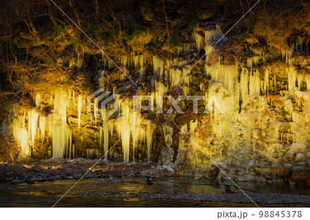ライトアップされた三十槌の氷柱 埼玉県秩父市 ライトアップされた三十槌の氷柱 埼玉県秩父市 98845378