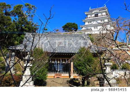 【長崎県】晴天下の平戸城跡（天守閣と平戸護国神社） 98845455