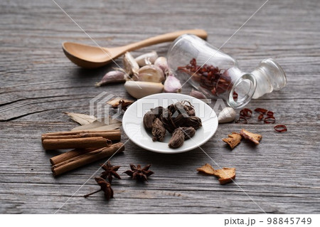 ブラックカルダモン　スパイス 98845749