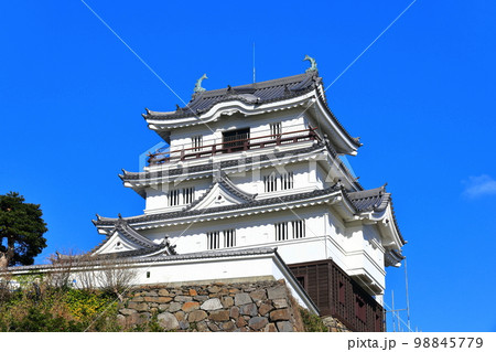 【長崎県】晴天下の平戸城跡（天守閣） 98845779
