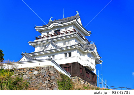 【長崎県】晴天下の平戸城跡（天守閣） 98845785