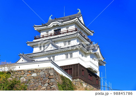 【長崎県】晴天下の平戸城跡(天守閣) 【長崎県】晴天下の平戸城跡(天守閣) 98845786