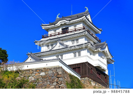 【長崎県】晴天下の平戸城跡（天守閣） 98845788
