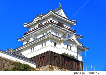 【長崎県】晴天下の平戸城跡（天守閣） 98845789