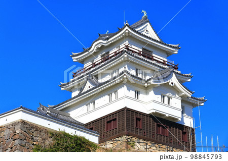 【長崎県】晴天下の平戸城跡(天守閣) 【長崎県】晴天下の平戸城跡(天守閣) 98845793