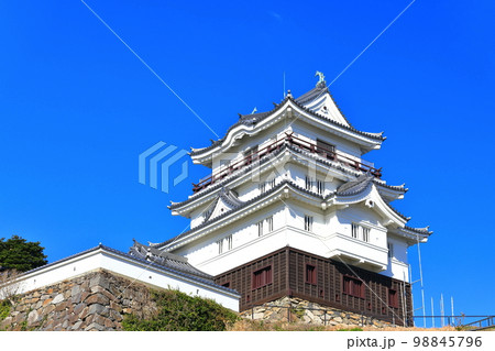 【長崎県】晴天下の平戸城跡(天守閣) 【長崎県】晴天下の平戸城跡(天守閣) 98845796