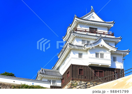 【長崎県】晴天下の平戸城跡（天守閣） 98845799