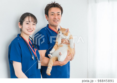 猫を抱く動物病院の男女の獣医師（アジア人） 98845891