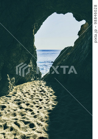 田原市　日出の石門の洞穴 98846028