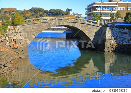 【長崎県】晴天下の幸橋（オランダ橋） 98846332