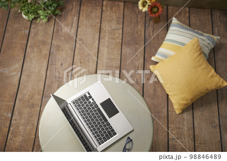 フローリング　部屋　花　パソコン 98846489