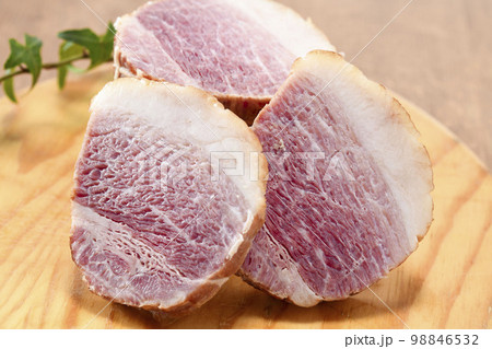 新鮮で美味しいハム、ベーコン 98846532