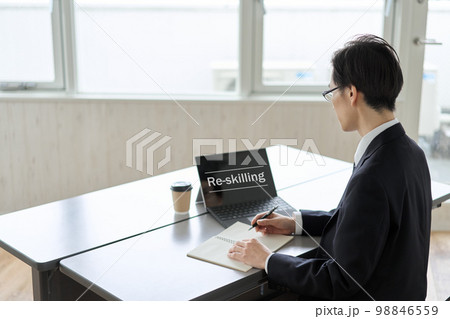 パソコンでオンライン学習をするアジア人ビジネスマン パソコンでオンライン学習をするアジア人ビジネスマン 98846559