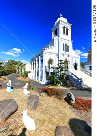 【長崎県】晴天下の紐差カトリック教会 【長崎県】晴天下の紐差カトリック教会 98847109