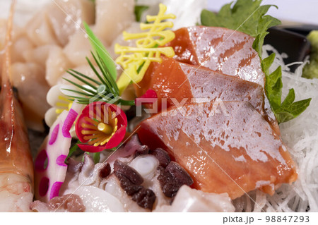 新鮮で美味しい刺身の盛り合わせ 新鮮で美味しい刺身の盛り合わせ 98847293