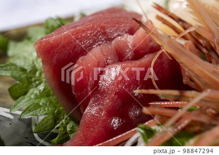 新鮮で美味しい刺身の盛り合わせ 新鮮で美味しい刺身の盛り合わせ 98847294