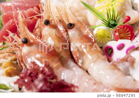新鮮で美味しい刺身の盛り合わせ 98847295