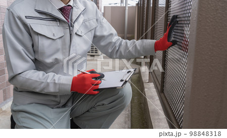 ベランダを点検する作業員 ベランダを点検する作業員 98848318