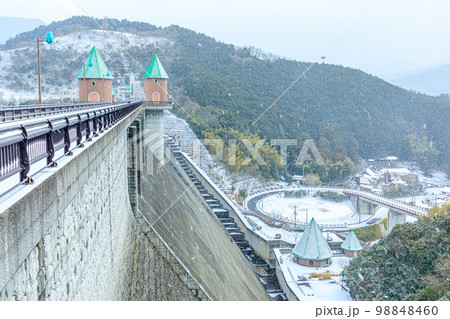 冬の積雪した鳴淵ダム　福岡県篠栗町 98848460