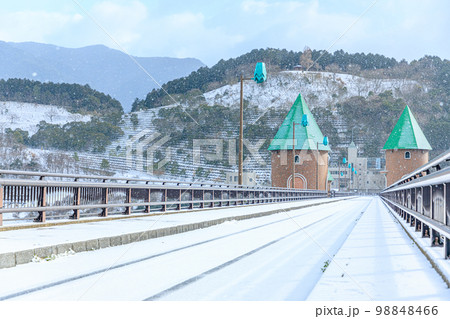 雪の降る鳴淵ダム 福岡県篠栗町 雪の降る鳴淵ダム 福岡県篠栗町 98848466