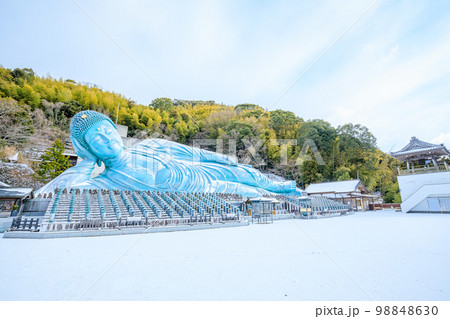 冬の積雪した南蔵院 涅槃像 福岡県篠栗町 冬の積雪した南蔵院 涅槃像 福岡県篠栗町 98848630