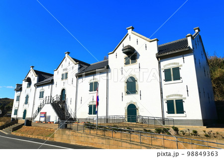 【長崎県】晴天の平戸オランダ商館 98849363
