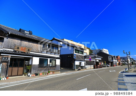 【長崎県】平戸の海岸通り 98849384