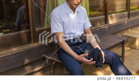 時代を感じるかっこいい男子高校生 98850277