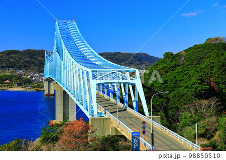 【長崎県】晴天の生月大橋（辰ノ瀬戸） 98850510