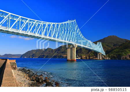 【長崎県】晴天の生月大橋（辰ノ瀬戸） 98850515