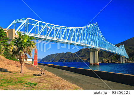 【長崎県】晴天の生月大橋（辰ノ瀬戸） 98850523