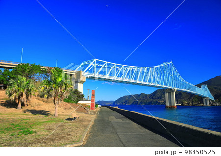 【長崎県】晴天の生月大橋（辰ノ瀬戸） 98850525