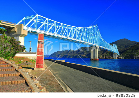 【長崎県】晴天の生月大橋（辰ノ瀬戸） 98850528