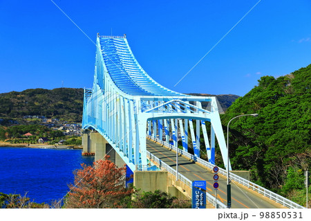 【長崎県】晴天の生月大橋（辰ノ瀬戸） 98850531