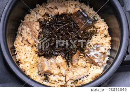 サバ缶と塩こんぶの炊き込みご飯 サバ缶と塩こんぶの炊き込みご飯 98851046
