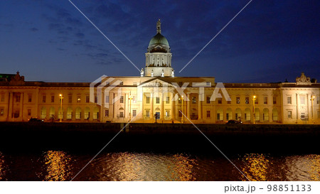 Custom House Dublin at night - travel photography 98851133