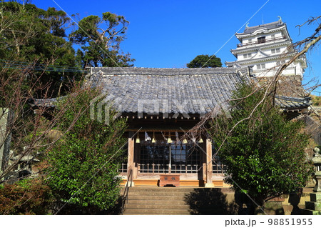 【長崎県】晴天下の平戸城跡（天守閣と平戸護国神社） 98851955