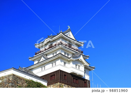 【長崎県】晴天下の平戸城跡(天守閣) 【長崎県】晴天下の平戸城跡(天守閣) 98851960