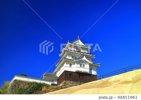 【長崎県】晴天下の平戸城跡（天守閣） 98851961