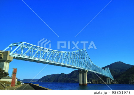 【長崎県】晴天の生月大橋（辰ノ瀬戸） 98851973