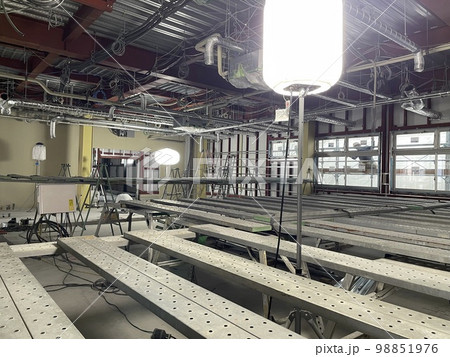 工事中の鉄骨の建物の内部 工事中の鉄骨の建物の内部 98851976