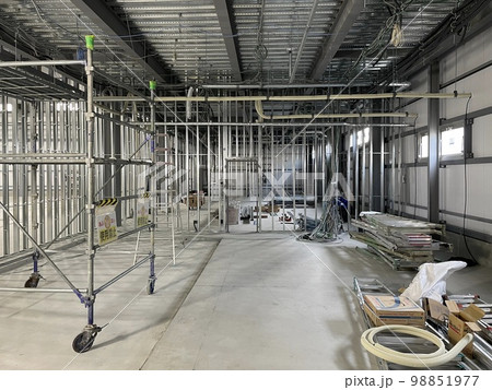 鉄骨の建物の工事中の内部 98851977