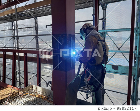 鉄骨造の建物の柱の現場溶接 鉄骨造の建物の柱の現場溶接 98852117