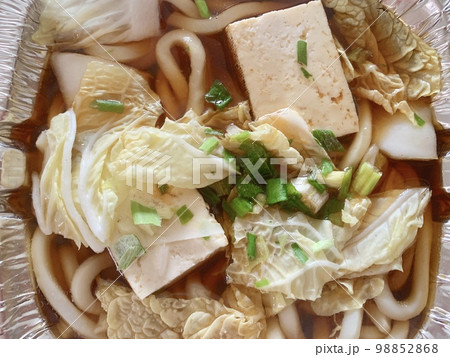 アルミホイルに入った煮込みうどん　写真素材 98852868