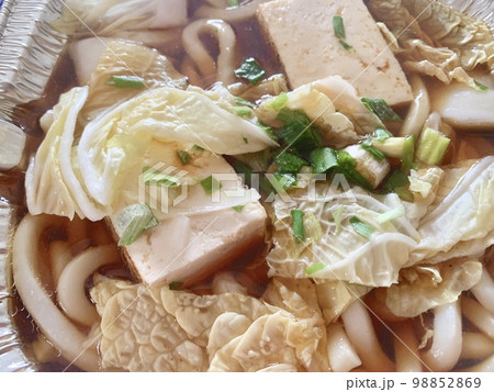 アルミホイルに入った煮込みうどん　写真素材 98852869