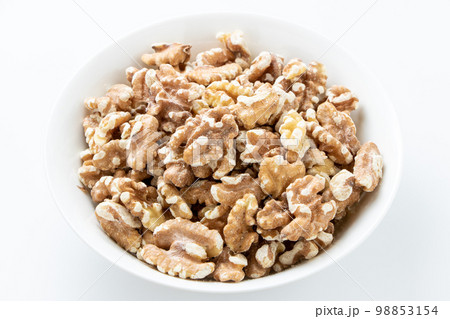 クルミ。オメガ3脂肪酸や各種栄養成分など健康維持増進によい成分を多く含むスーパーフードと言われる。 98853154