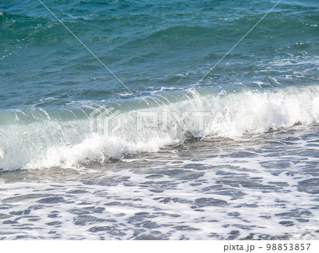 波打ち際の白波。 98853857